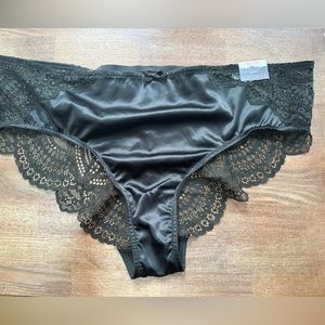 Black Lace Cheeky Panty sz 14/16 nwt Cacique